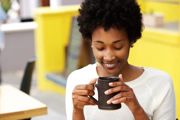 Svart kvinna dricker kaffe — Stockfoto