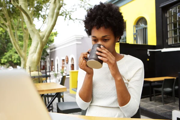 Woman drinking cup of tea — Stock Photo, Image