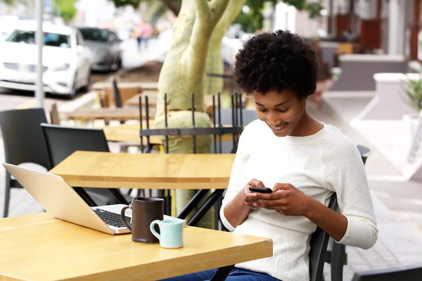 Afrikansk kvinna läser textmeddelande — Stockfoto
