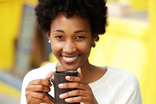 Donna sorridente con tazza di un caffè — Foto Stock