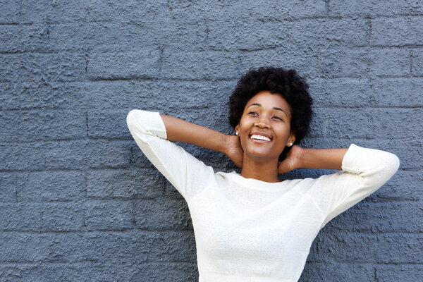 Расслабленная молодая африканская женщина
