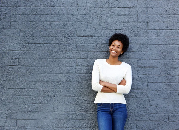 Mujer africana joven y confiada — Foto de Stock