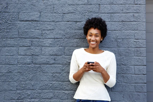 Sonriente joven africana — Foto de Stock