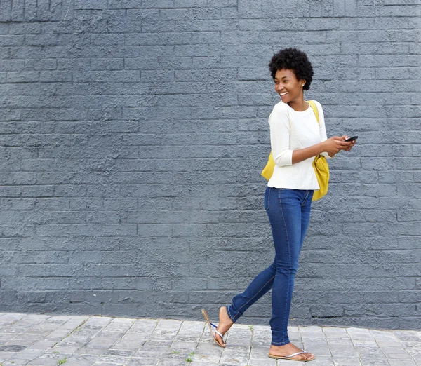 Afrikaanse vrouw met een mobiele telefoon — Stockfoto