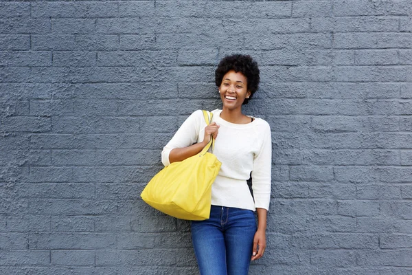 Mulher africana com bolsa — Fotografia de Stock