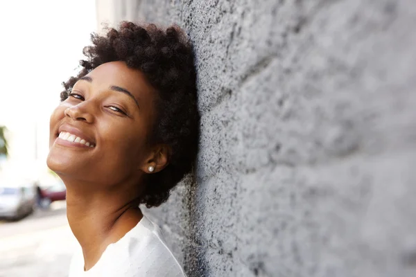 Jovem mulher africana feliz — Fotografia de Stock