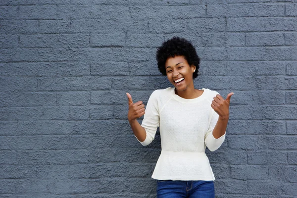 Sorridente giovane donna africana — Foto Stock