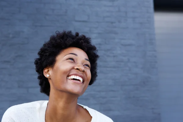 Sorrindo jovem mulher africana — Fotografia de Stock