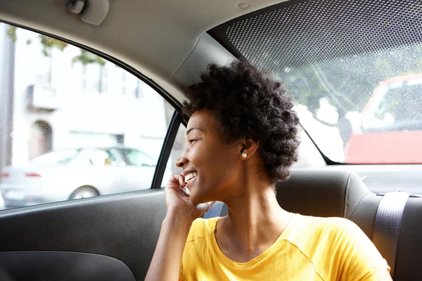 Woman talking on cellphone — Stock Photo, Image