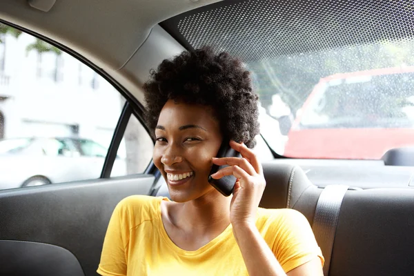 African woman talking on mobile phone — Stock Photo, Image