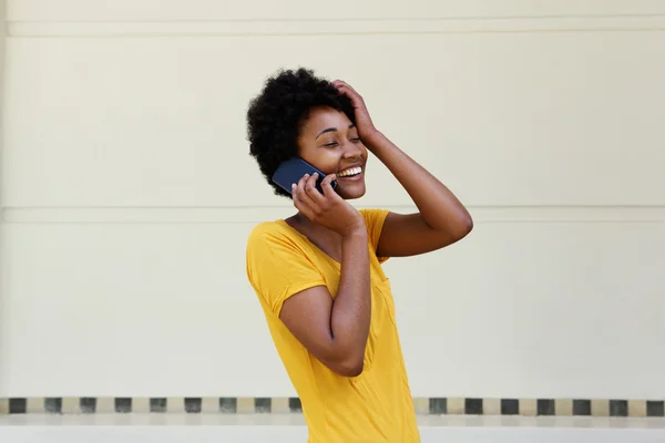 Junge Frau telefoniert mit Handy — Stockfoto