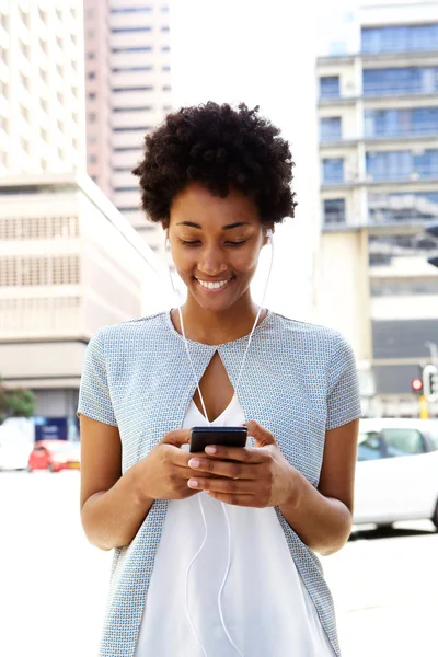 Mujer africana joven escuchando música —  Fotos de Stock