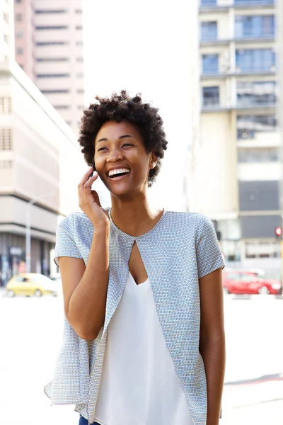 Woman talking on mobile phone — Stock Photo, Image