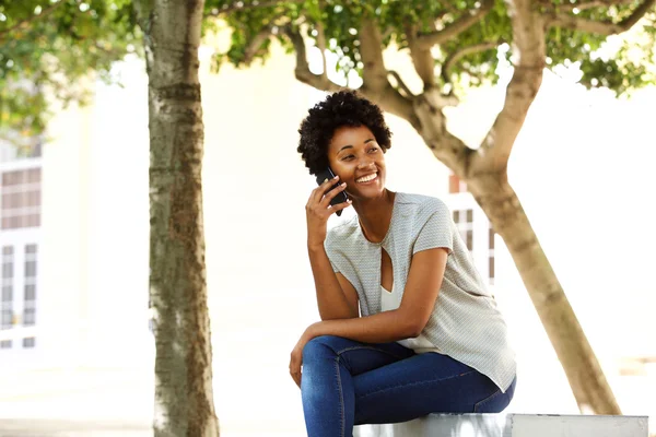 Afrikanerin entspannt sich auf einer Bank — Stockfoto