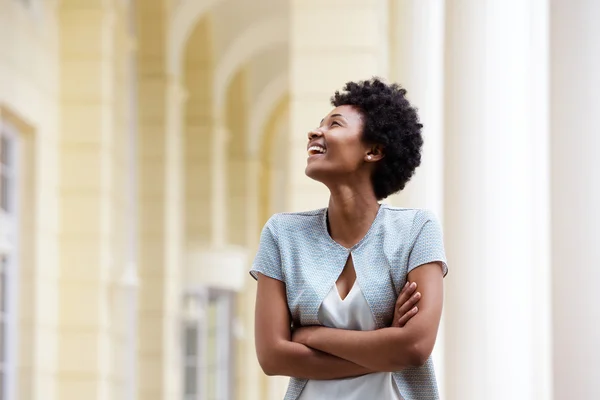 Sorridente giovane donna africana — Foto Stock