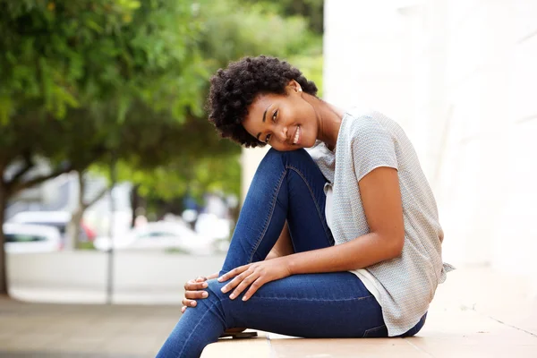 Mulher africana jovem bonita — Fotografia de Stock