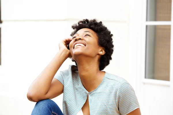 Sorrindo jovem mulher africana — Fotografia de Stock