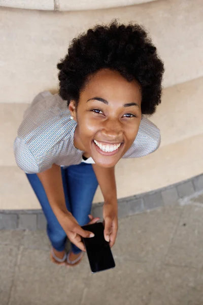 Fröhliche junge Afrikanerin — Stockfoto