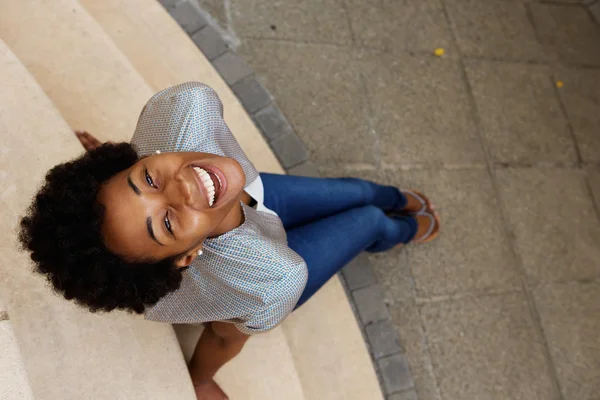 Lachende jonge Afrikaanse vrouw — Stockfoto