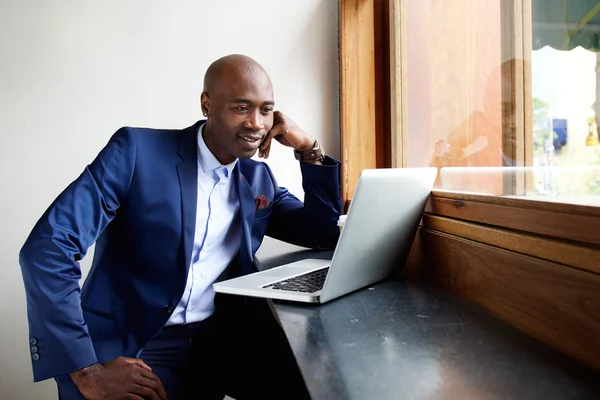 Homme d'affaires dans un café avec ordinateur portable — Photo