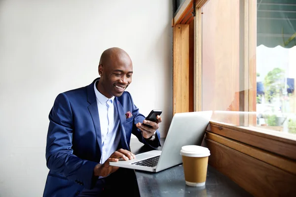 Heureux homme d'affaires africain utilisant le téléphone — Photo