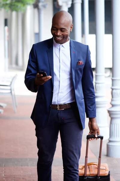 Homme d'affaires africain avec téléphone portable — Photo