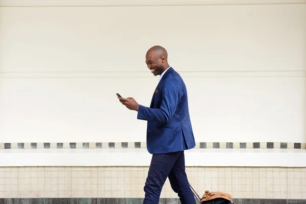 Affärsman med mobiltelefon — Stockfoto