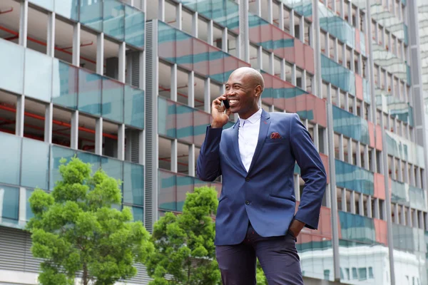 Afrikanska affärsman talar i mobiltelefon — Stockfoto