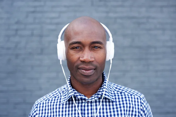 African American man med hörlurar — Stockfoto