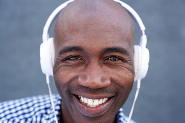 Sorridente uomo afroamericano — Foto Stock