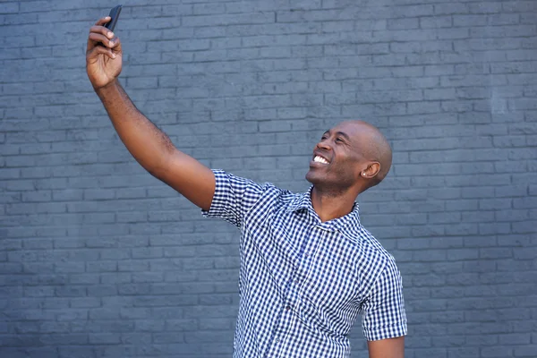 Afroamericano uomo prendere un selfie — Foto Stock
