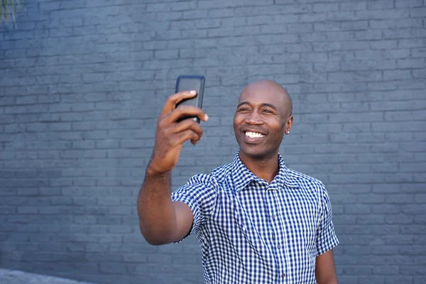 Feliz chico africano tomando una selfie — Foto de Stock