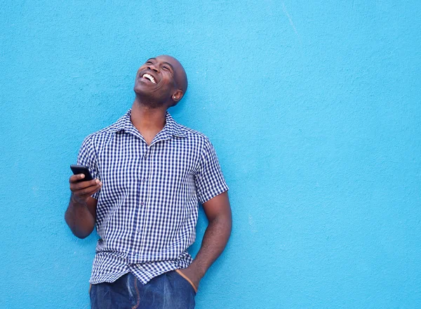 Smiling african man with mobile phone — Stock Photo, Image