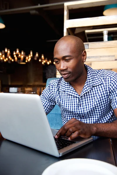 Μαύρο άντρα που εργάζονται για το laptop — Φωτογραφία Αρχείου