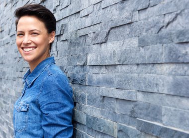 Kısa saçlı genç gülümseyen kadın 