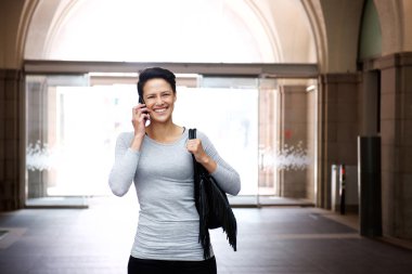 Gülümseyen genç kadın