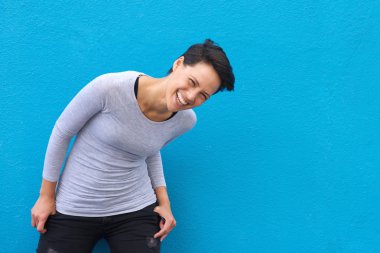 neşeli genç kadın