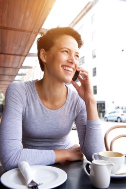 Gülümseyen genç kadın