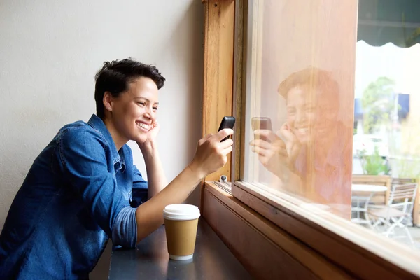 Donna moderna che utilizza il telefono cellulare — Foto Stock