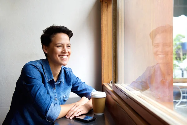 Leende ung kvinna — Stockfoto