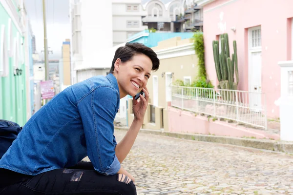 Leende kvinna talar i mobiltelefon — Stockfoto