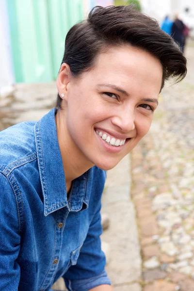 Jeune femme souriante aux cheveux courts — Photo