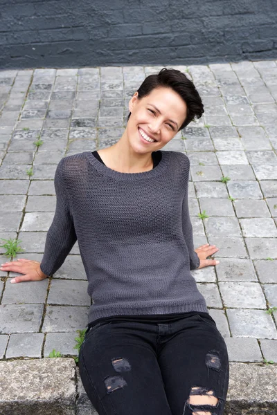 Cool jonge vrouw zitten buiten — Stockfoto