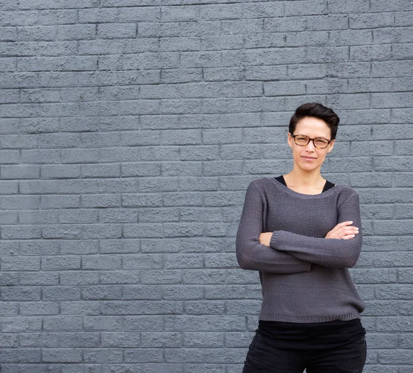 Portrait d'une jeune femme avec des lunettes — Photo