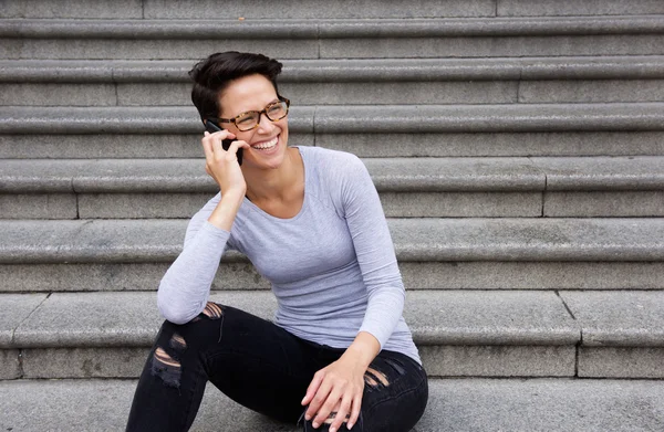 Mujer con pelo corto y gafas — Foto de Stock