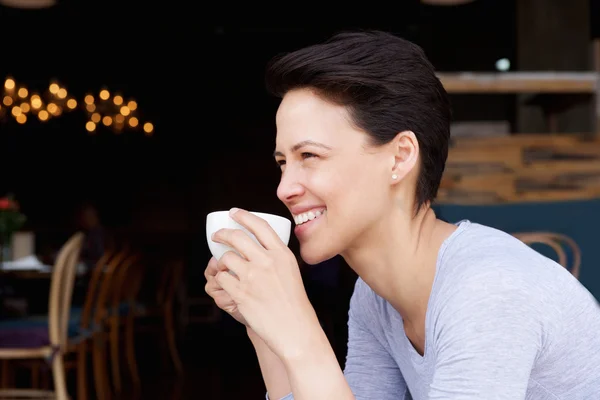 Aantrekkelijke jonge vrouw — Stockfoto