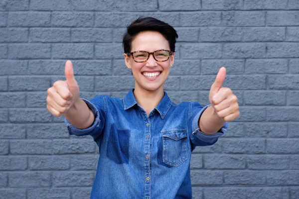 Giovane donna sorridente — Foto Stock