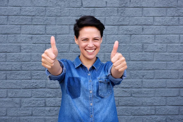 Jovencita sonriente — Foto de Stock