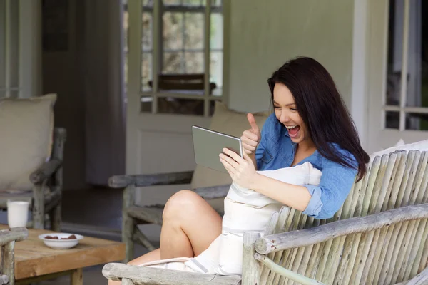 Щаслива жінка робить відеодзвінок — стокове фото