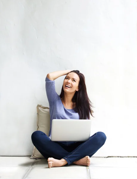 Gelukkig jong vrouw — Stockfoto